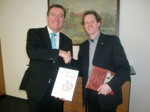 Oberbürgermeister Claus Kaminsky gratuliert dem neuen Stadthistoriker Dr. Christian Ottersbach 
