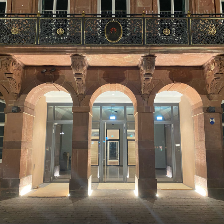 Neustädter Rathaus Eingang Abendstimmung Copyright Stadt Hanau